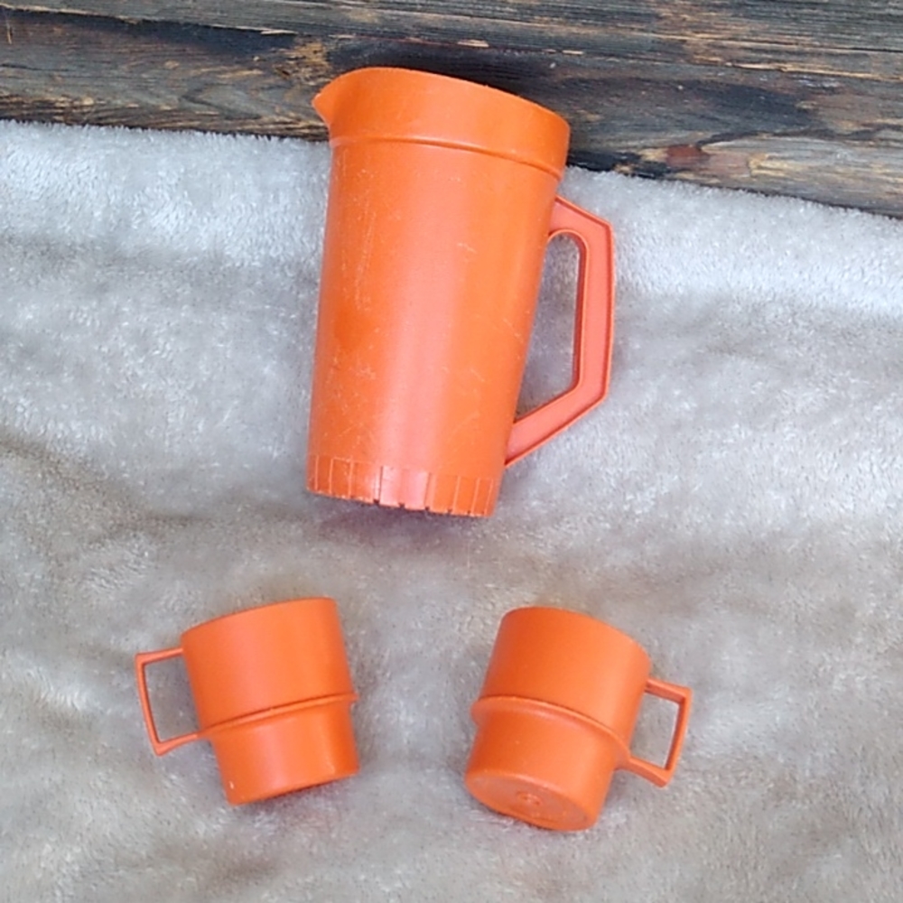 Vintage Tupperware pitcher and cup set